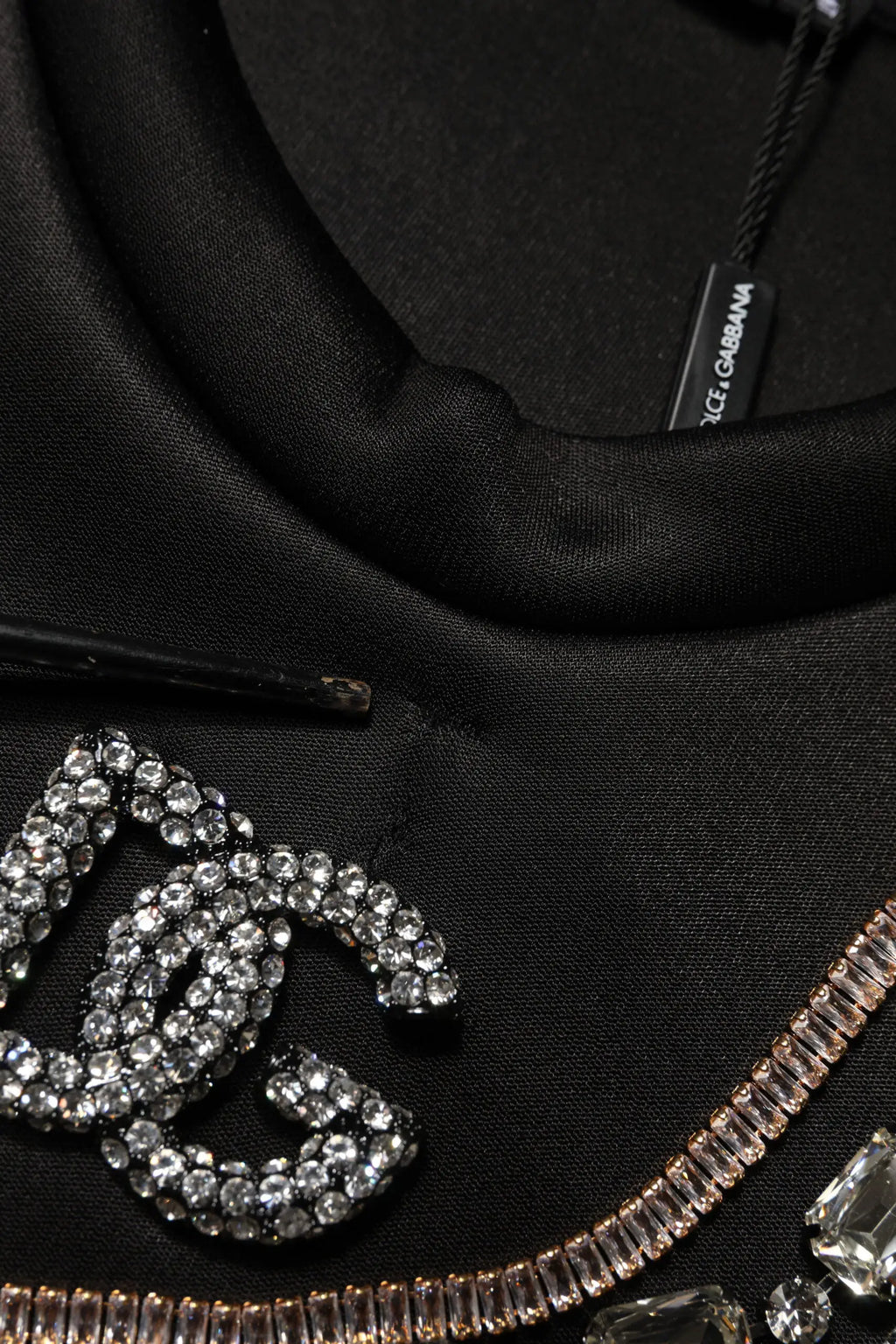 Dolce & gabbana sweat-shirt noir orné dun logo entrelacé cristallisé et dun bord en strass ton or rose