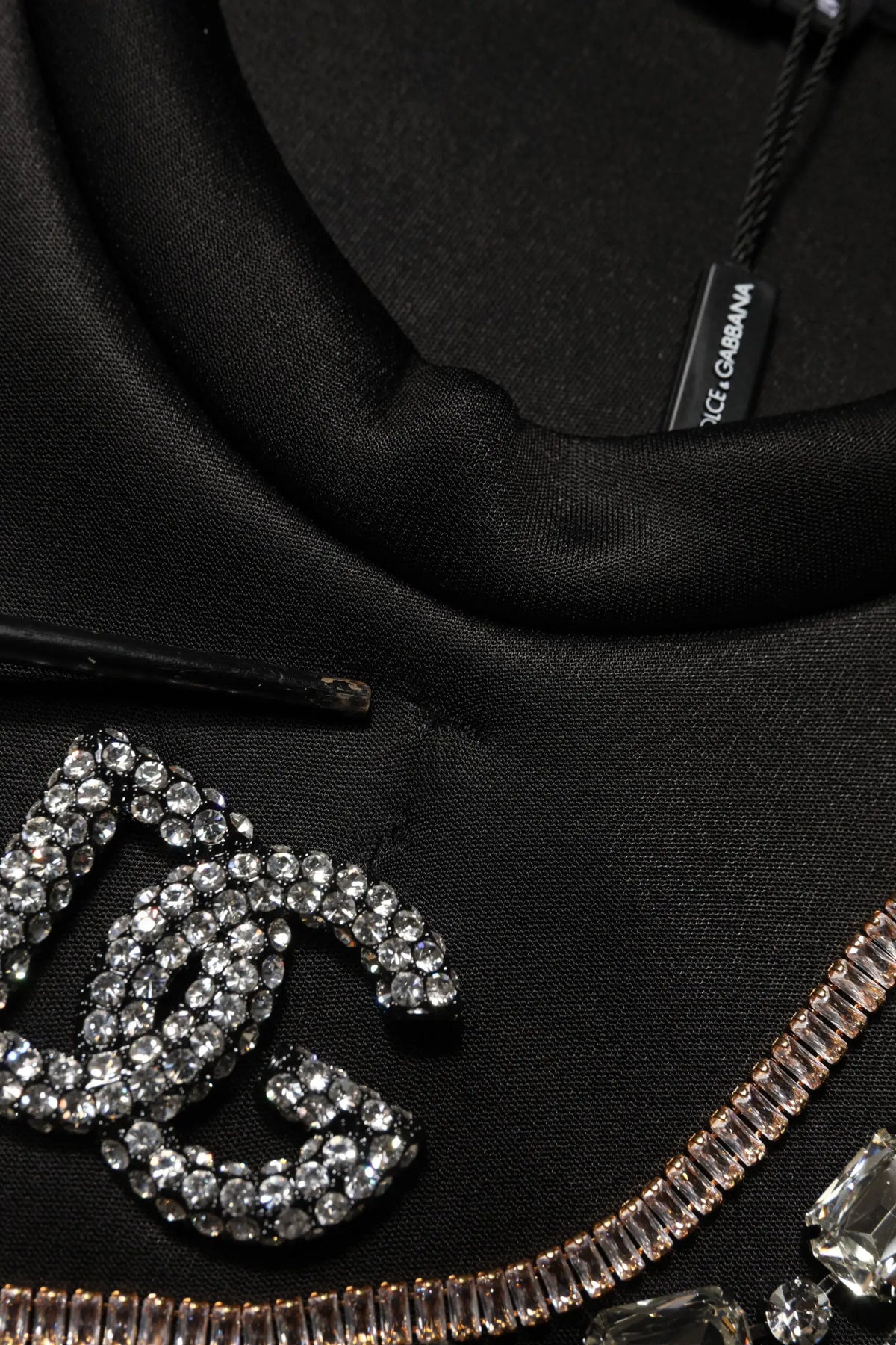 Dolce & gabbana sweat-shirt noir orné dun logo entrelacé cristallisé et dun bord en strass ton or rose