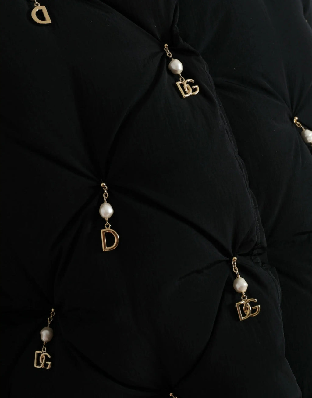 Dolce & gabbana veste bomber noire matelassée en nylon avec charms dorés d et dg ornés de perles