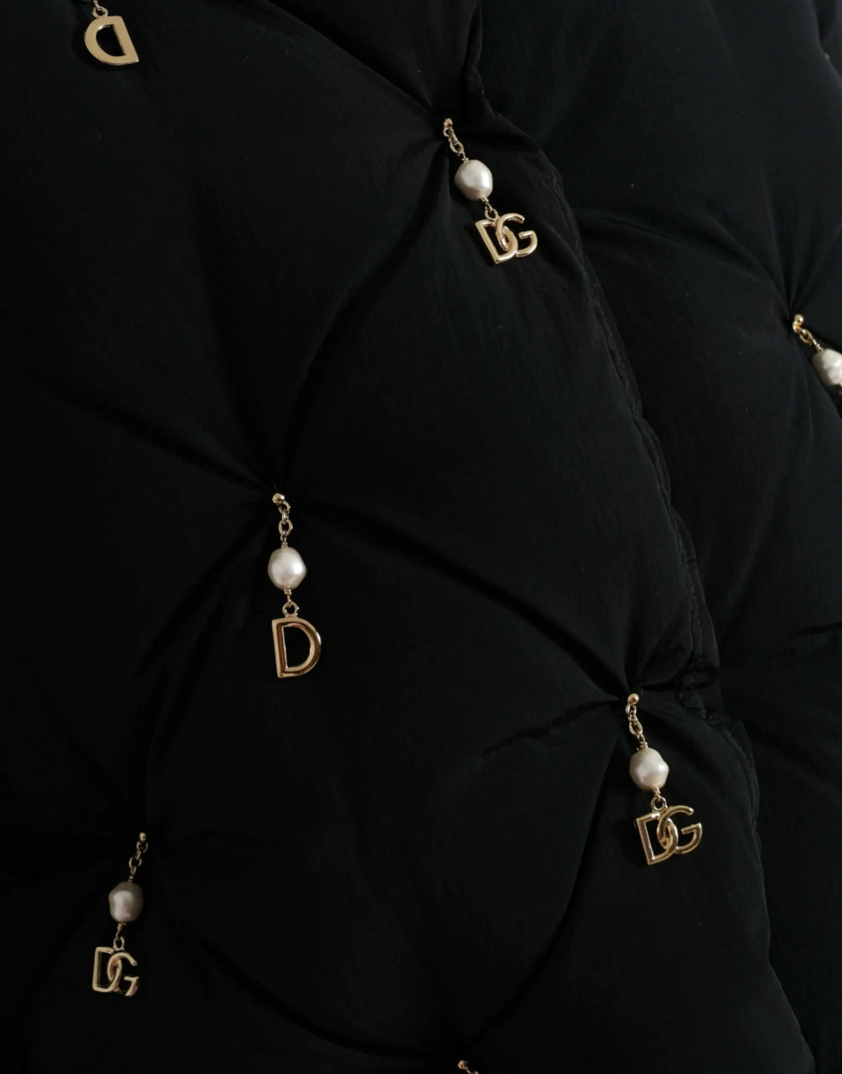 Dolce & gabbana veste bomber noire matelassée en nylon avec charms dorés d et dg ornés de perles
