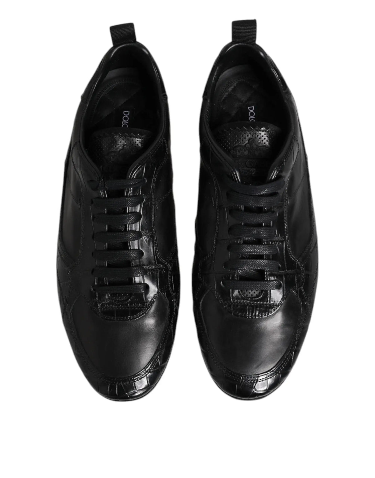 Baskets basses dolce et gabbana en cuir noir embossé crocodile avec finition brillante et détails perforés sur la languette