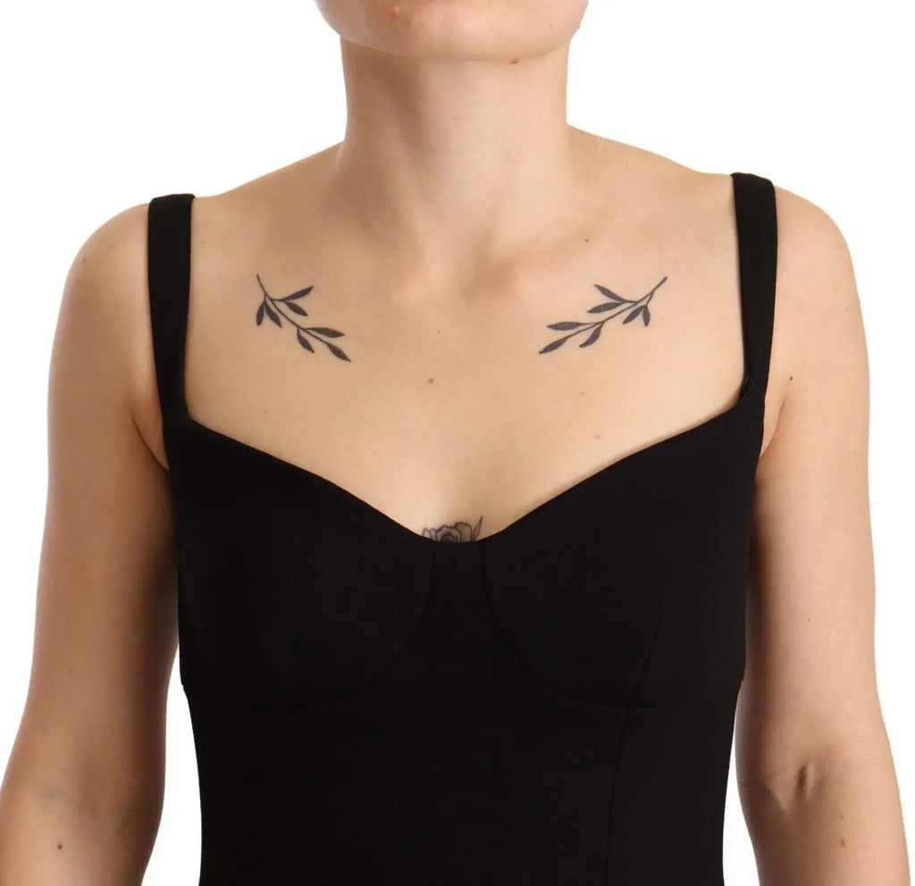 Branches d’olivier noires tatouées sur la clavicule avec robe sheath en laine stretch noire dolce & gabbana