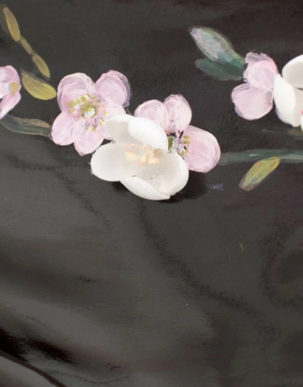 Robe droite dolce & gabbana noire avec 3/4 manches et peinture délicate de fleurs roses et blanches sur fond sombre