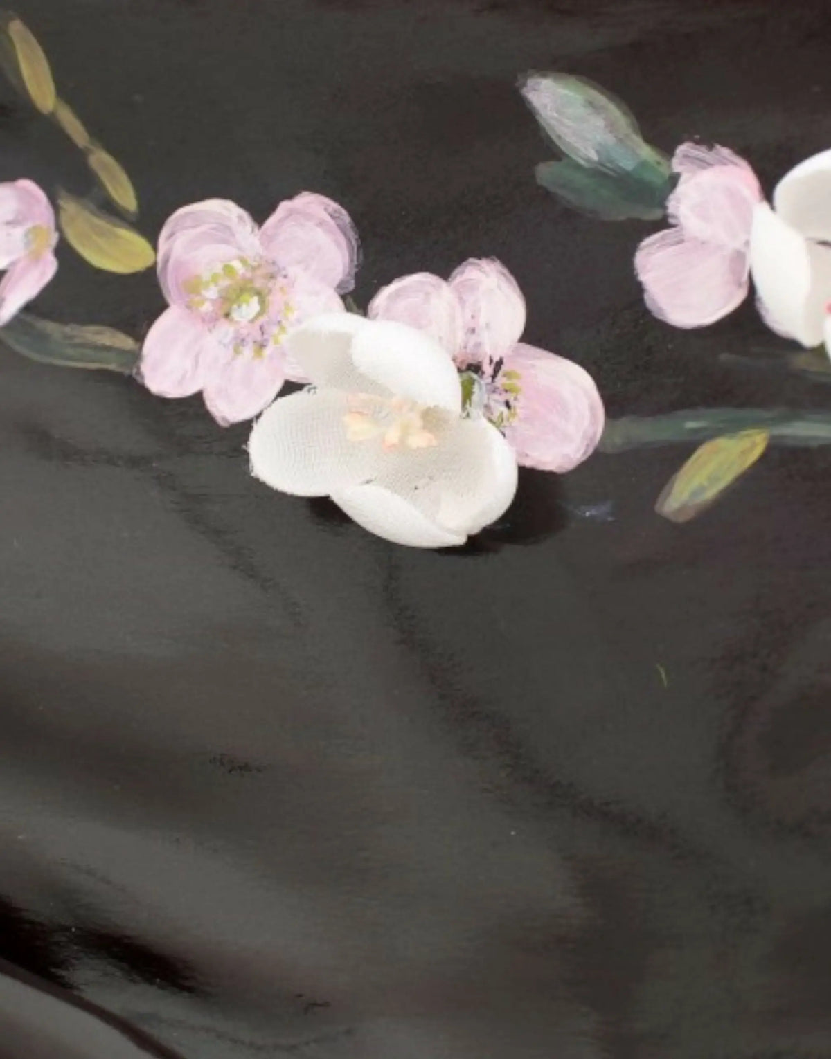Robe droite dolce & gabbana noire avec 3/4 manches et peinture délicate de fleurs roses et blanches sur fond sombre