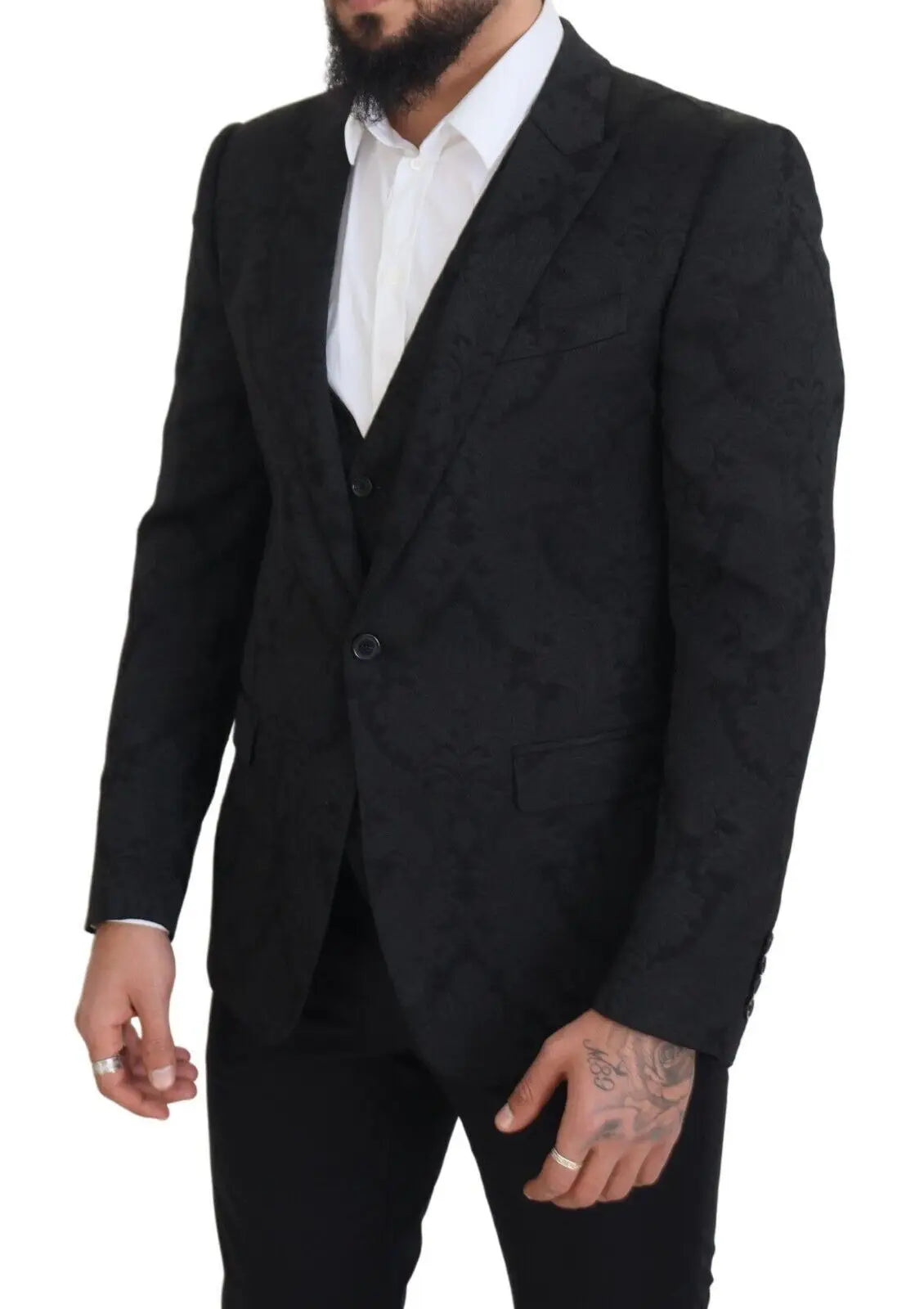 Blazer texturé noir avec motif subtil porté sur chemise blanche et gilet assorti dolce & gabbana martini suit