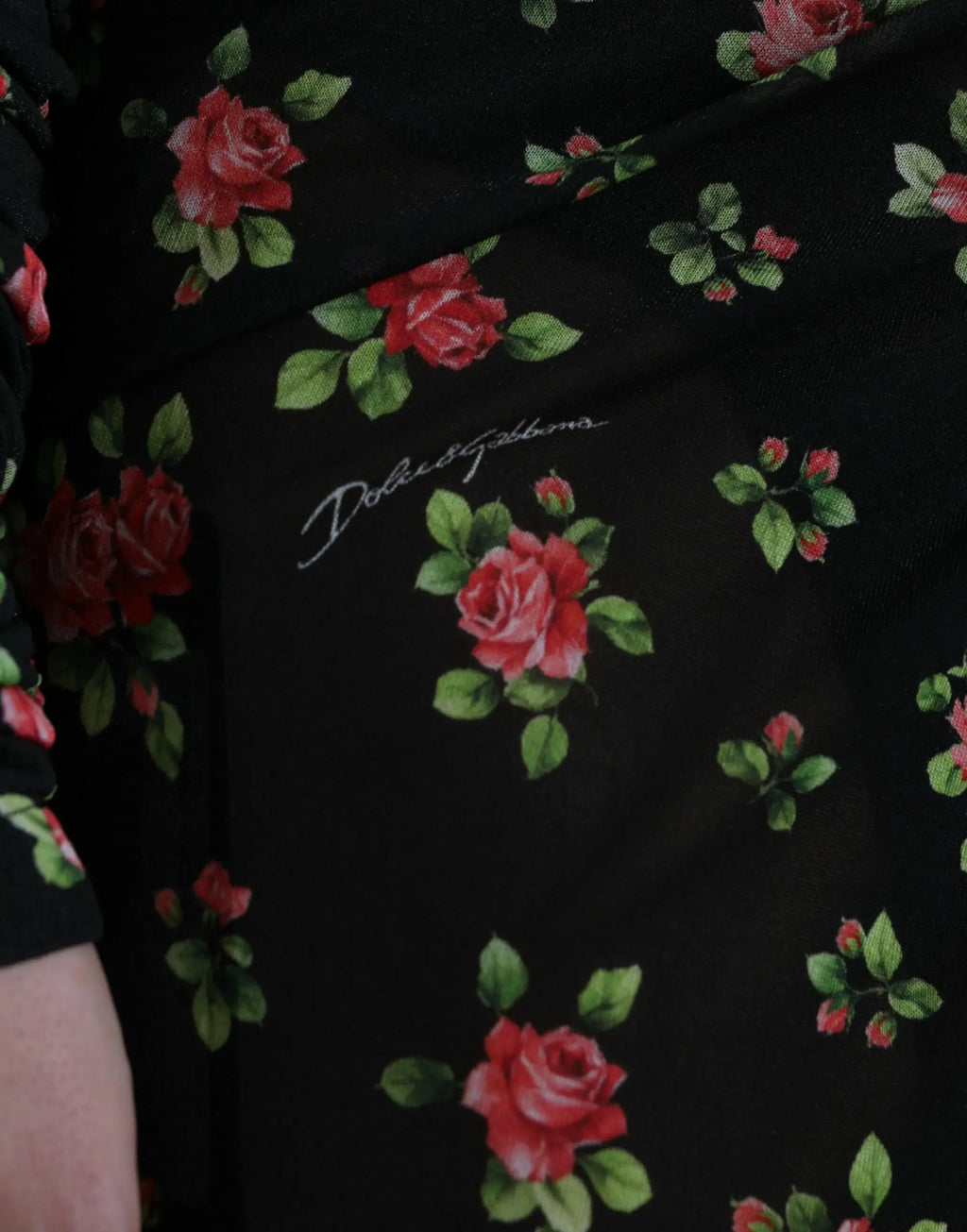 Robe longue noire dolce & gabbana en tissu fluide avec motif rose rouge vif et feuilles vertes cut out sheath