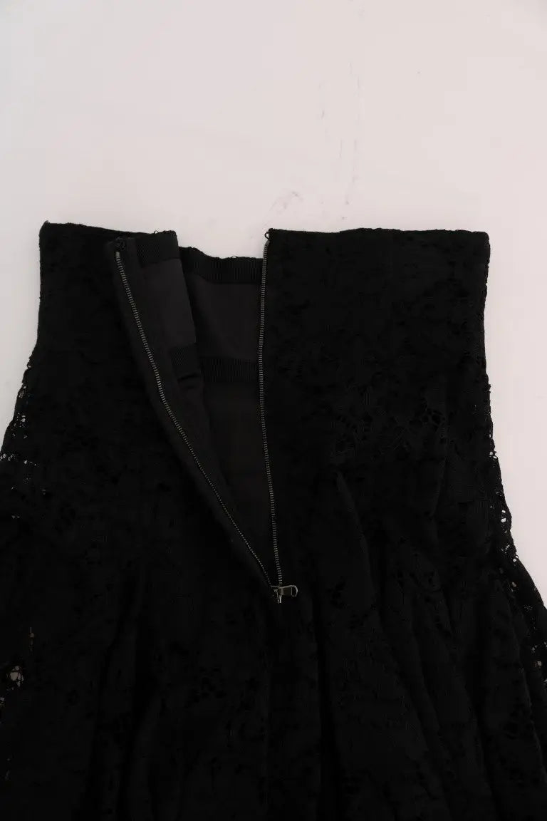 Robe noire dolce gabbana en dentelle florale avec jupe trapèze et fermeture éclair au dos