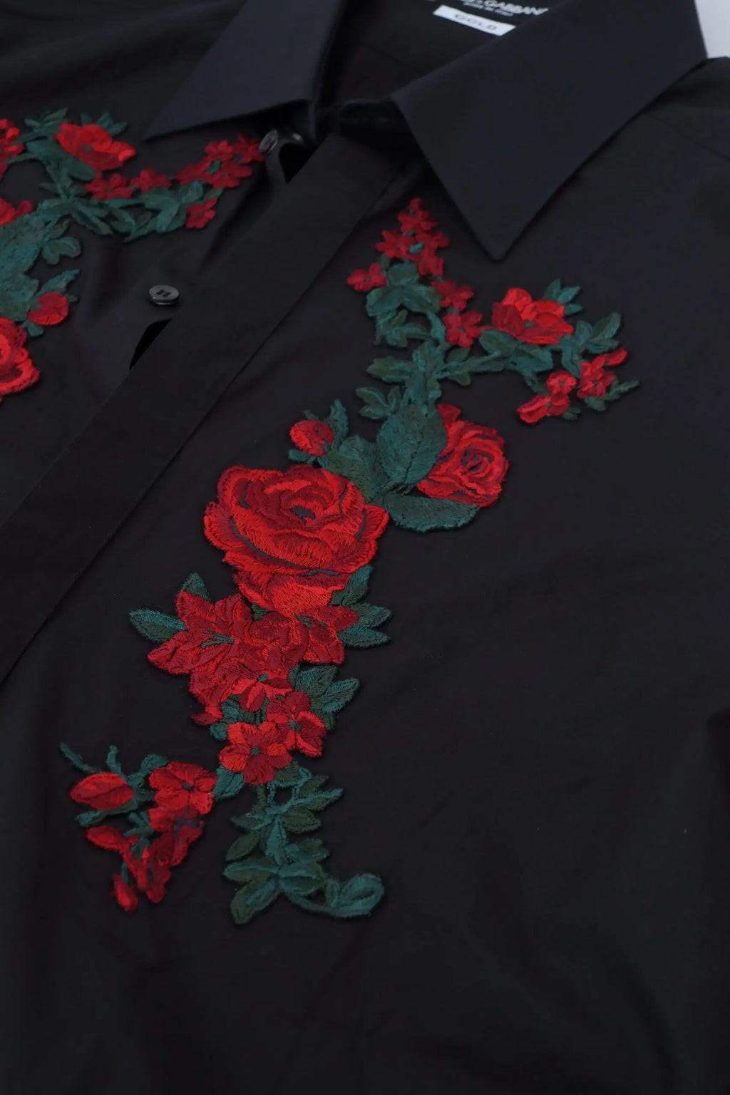 Dolce & Gabbana chemise homme noire manches longues avec broderie florale rouge et verte sur la poitrine