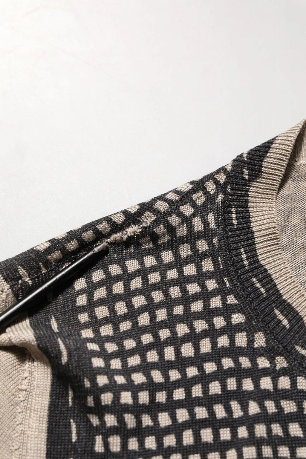 Dolce & Gabbana cardigan noir et beige en maille avec motif géométrique à carreaux en dentelle florale