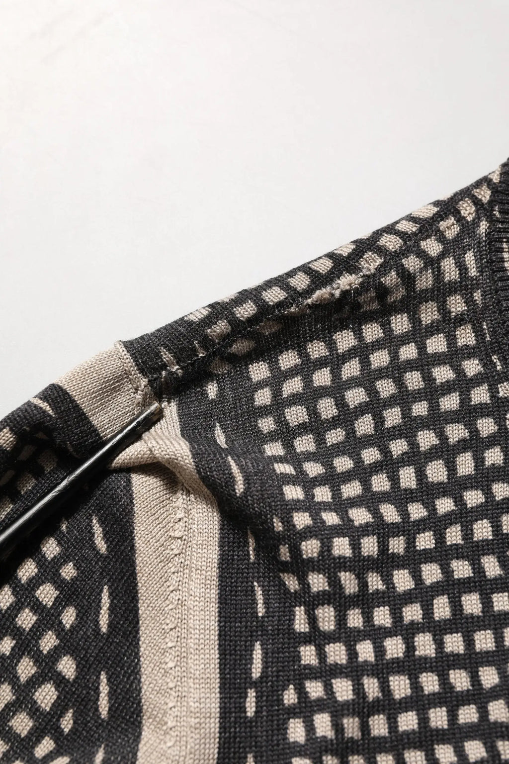 Cardigan à boutons en dentelle florale noire dolce & gabbana en laine beige et noire à motif géométrique en grille