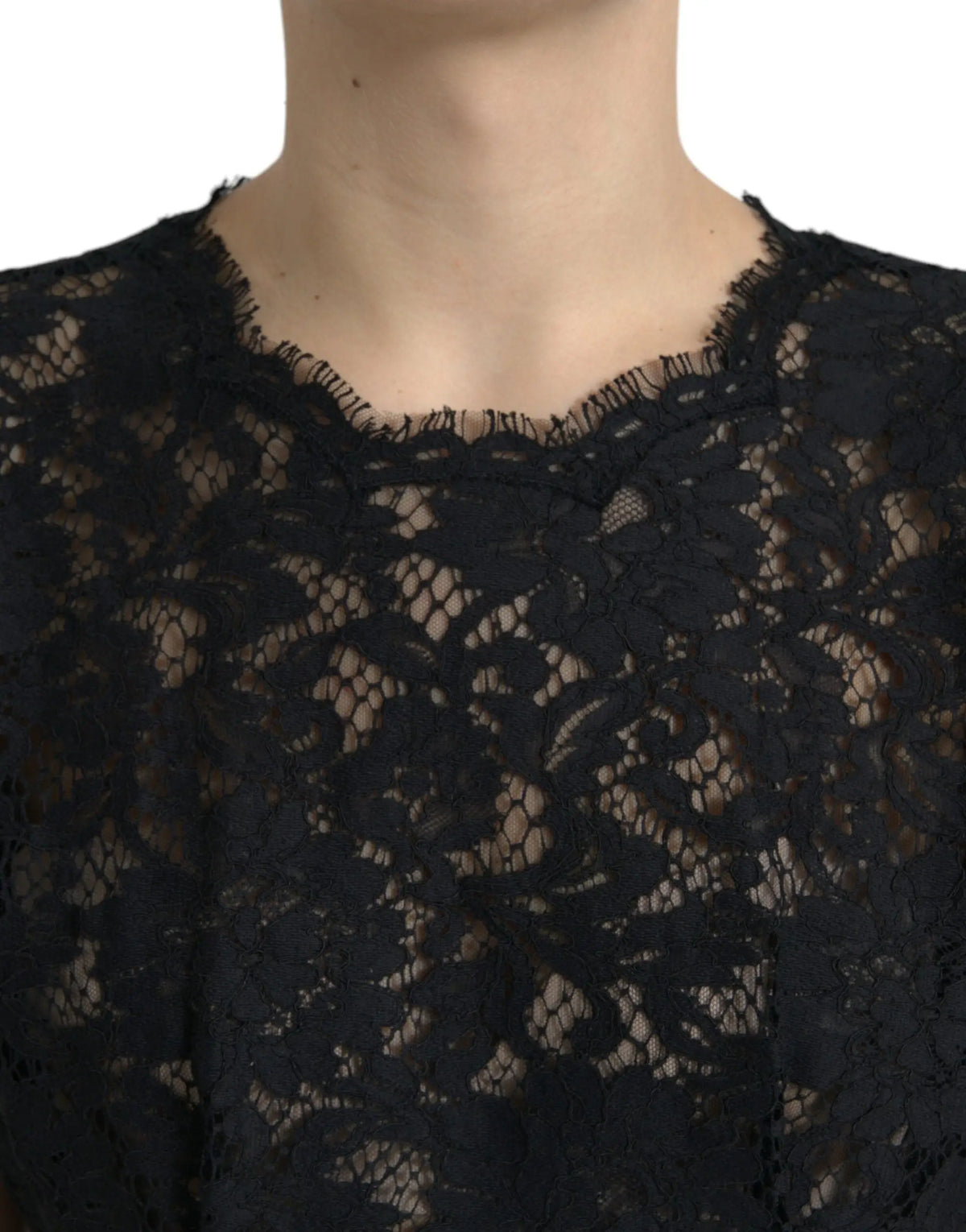 Jupe en dentelle noire avec motifs floraux complexes et ourlet effiloché dans la robe mini trapèze en coton dolce & gabbana