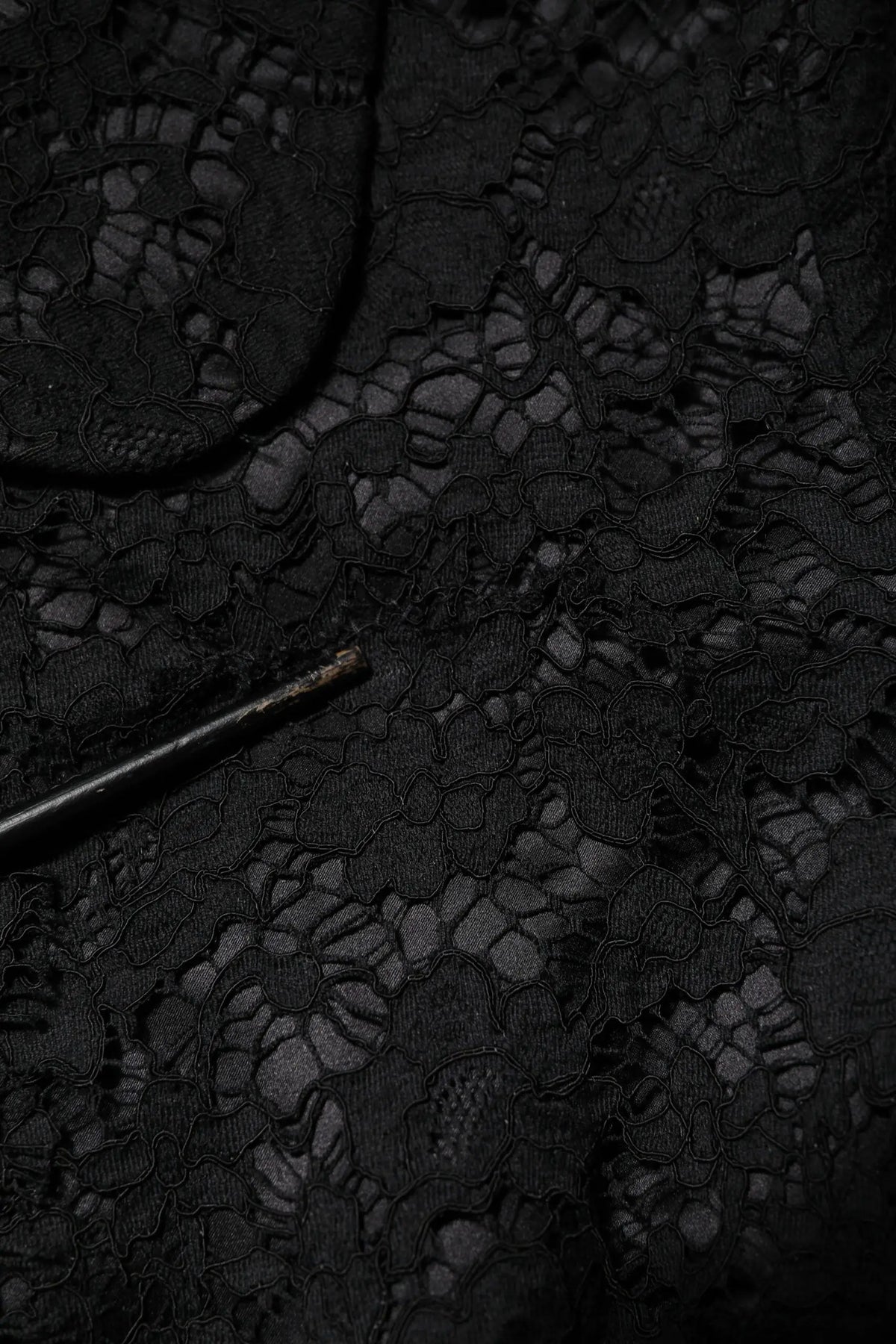 Veste dolce & gabbana en coton noire avec col et dentelle florale délicate et motif complexe