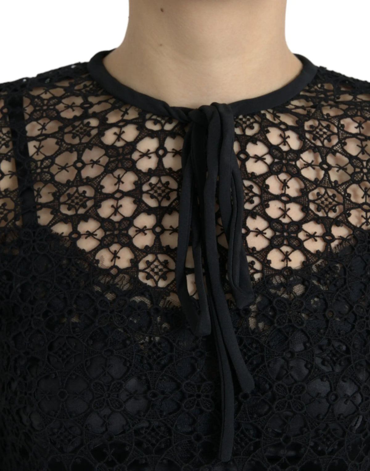 Blouse noire en dentelle florale dolce & gabbana avec manches courtes et col noué intricate