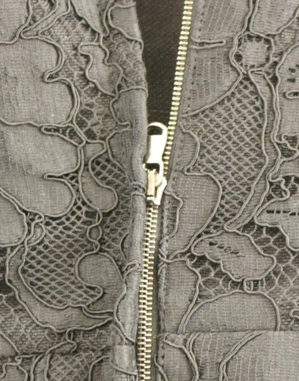 Fermeture éclair argentée sur tissu en dentelle noire à motifs floraux de la robe sicily de luxe dolce & gabbana