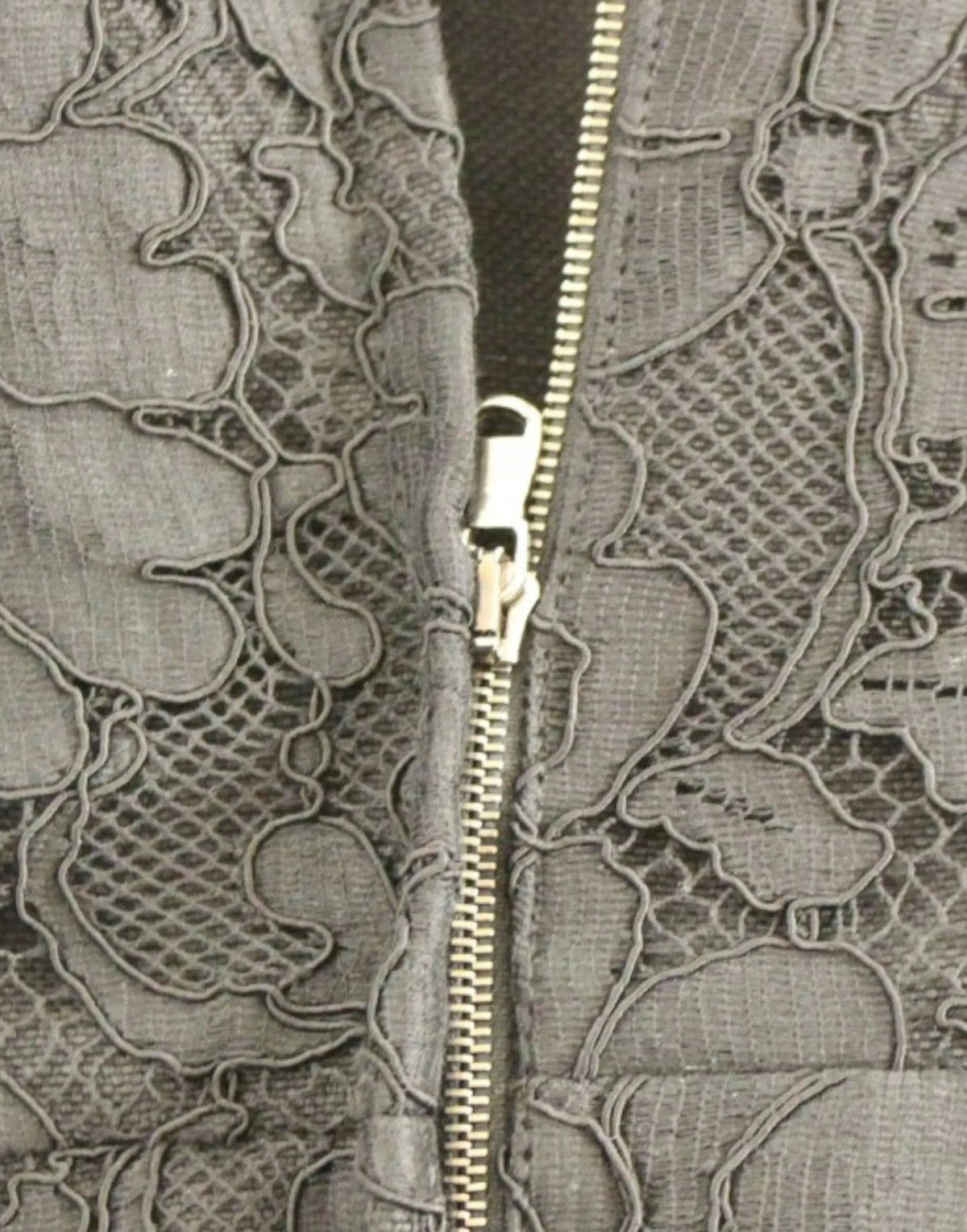 Fermeture éclair argentée sur tissu en dentelle noire à motifs floraux de la robe sicily de luxe dolce & gabbana