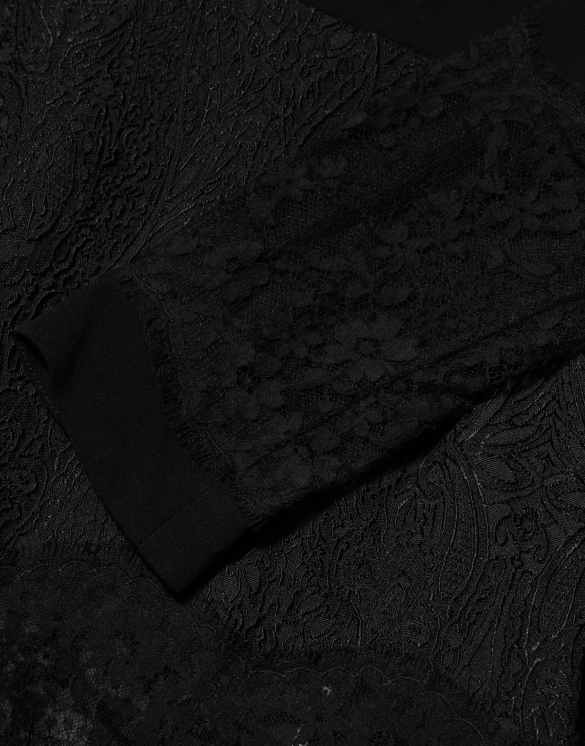 Robe noire dolce & gabbana en dentelle florale avec manchette noire unie, coupe droite et taille évasée