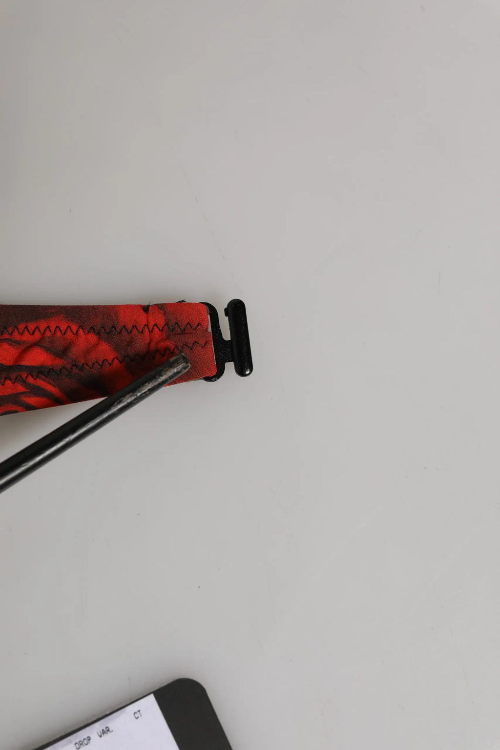 Sangle rouge et noire à motif avec boucle en plastique noir du soutien-gorge balconnet rembourré en nylon floral dolce gabbana