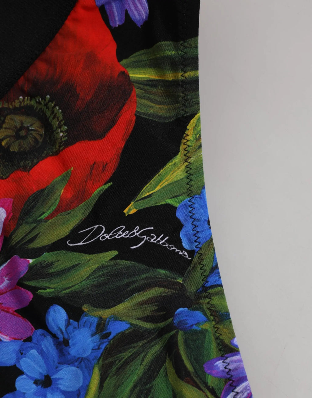 Culotte dolce & gabbana noire taille haute avec imprimé floral vif de coquelicots rouges fleurs bleues et feuilles vertes