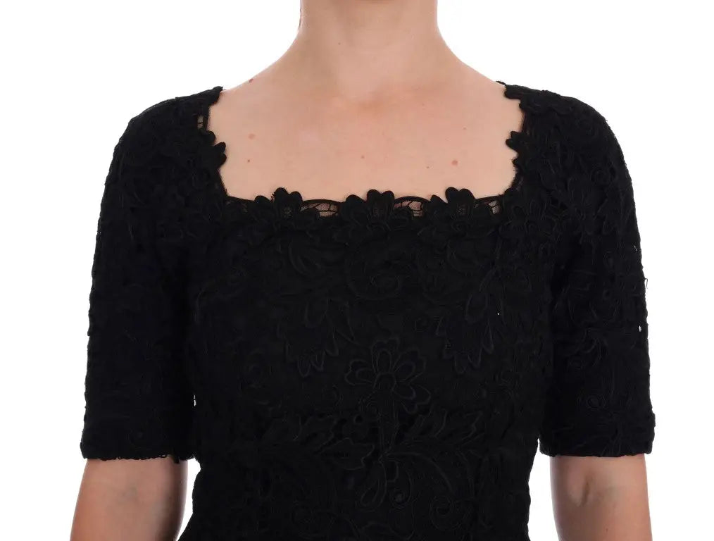 Top noir en dentelle avec broderie florale et manches courtes dans la robe fourreau dolce & gabbana ricamo