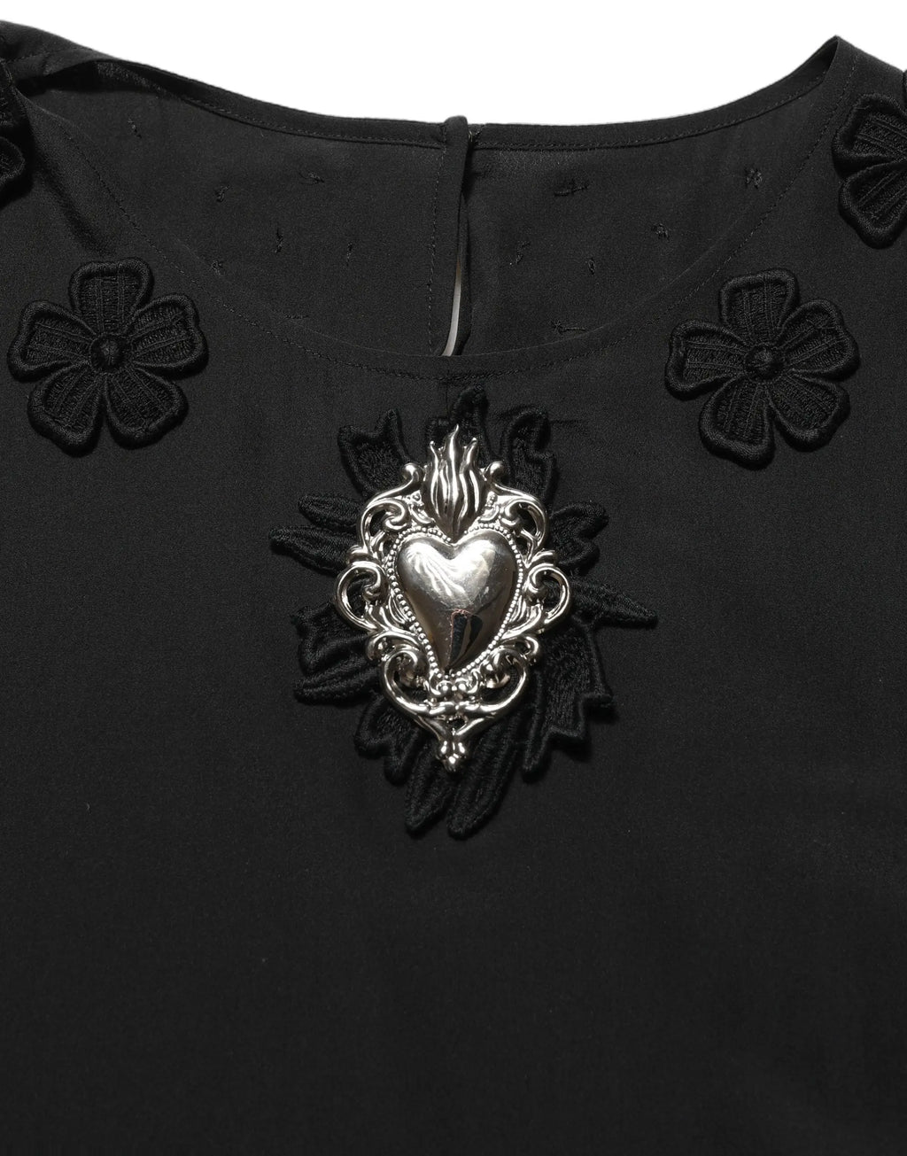 Broche cœur argent ornée de filigrane sur blouse noire en soie avec appliqué floral dolce gabbana