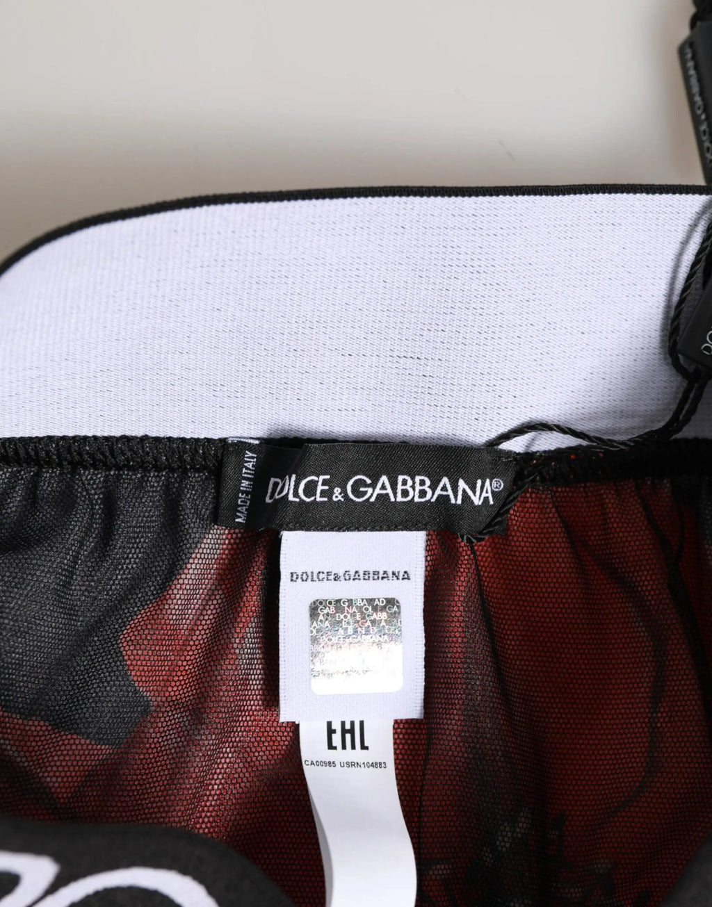 Étiquette dolce gabbana sur culotte taille haute en soie noire à motif floral rouge et noir