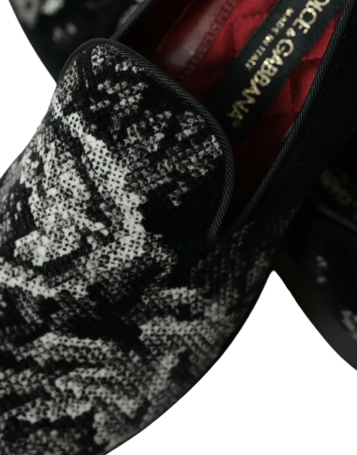 Dolce & gabbana mocassins noirs en velours avec motif peau de serpent blanc et doublure intérieure rouge pour homme