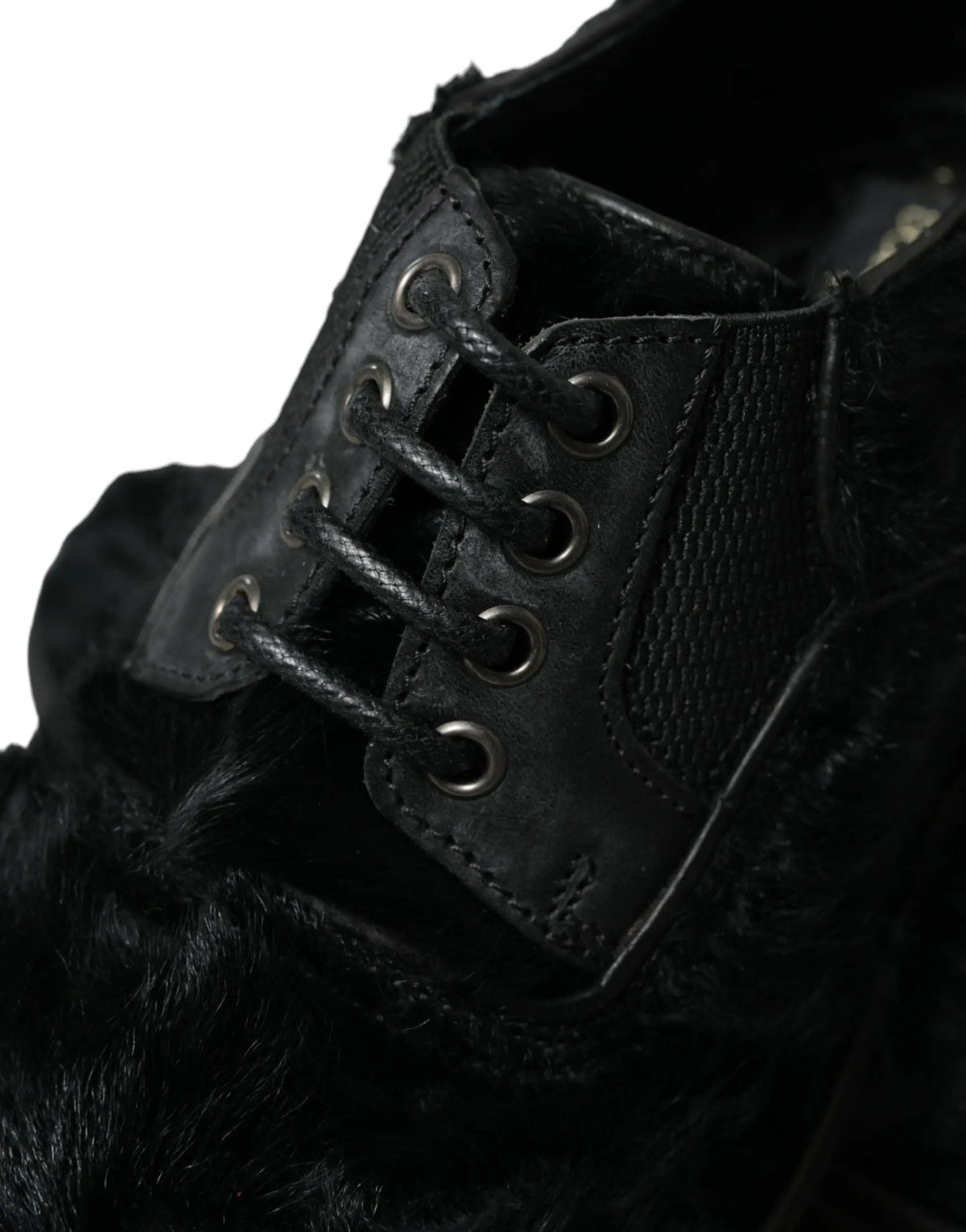 Chaussure derby noire en cuir dolce gabbana à lacets avec panneaux texturés et bordure en fourrure douce