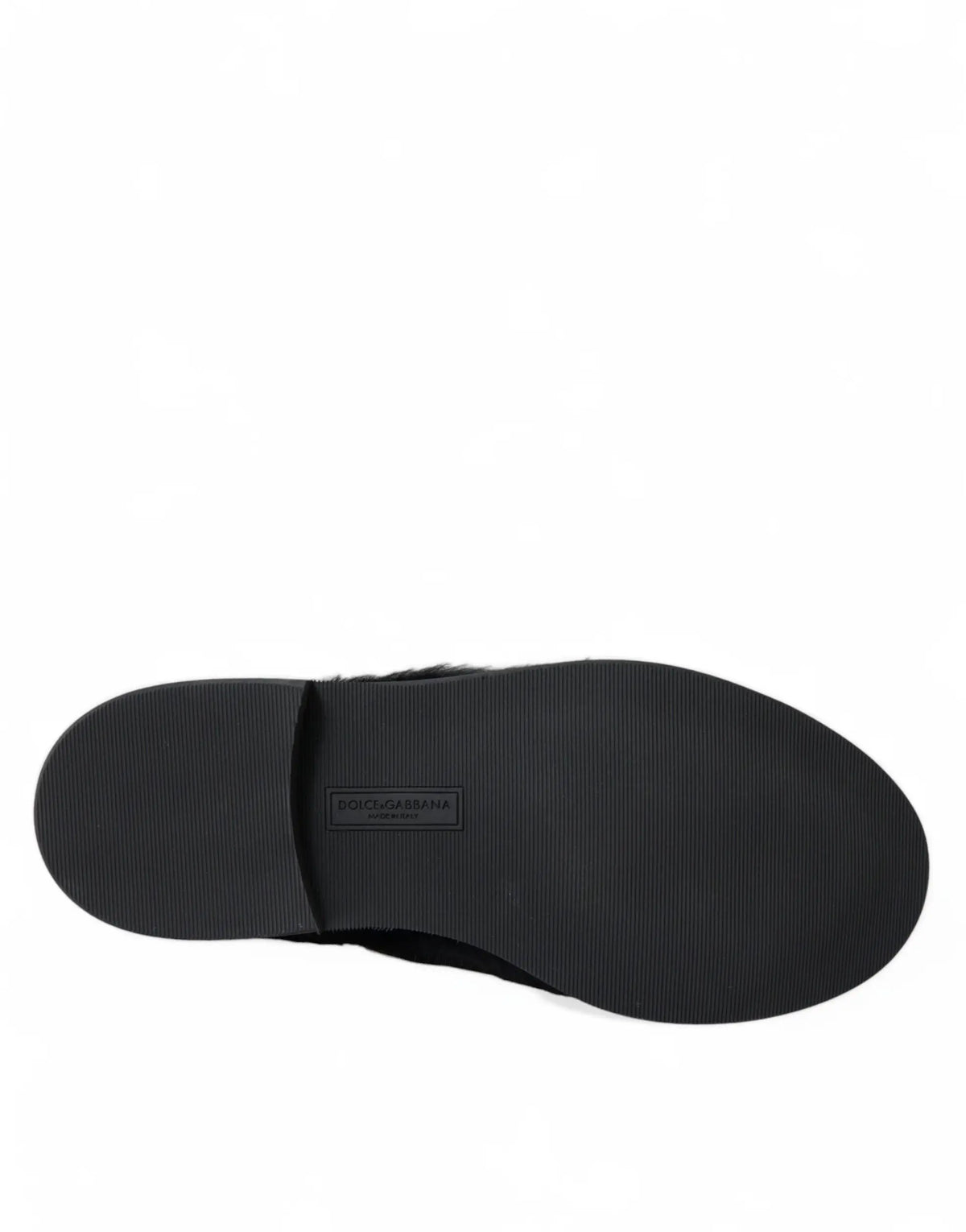 Semelle en caoutchouc noire texturée avec étiquette dolce & gabbana sur chaussures derby en cuir fourrure noire