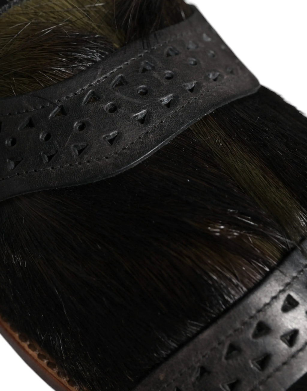 Dolce & gabbana sandales plates en cuir noir avec bride en cuir noir à découpes triangulaires sur peau de vache marron