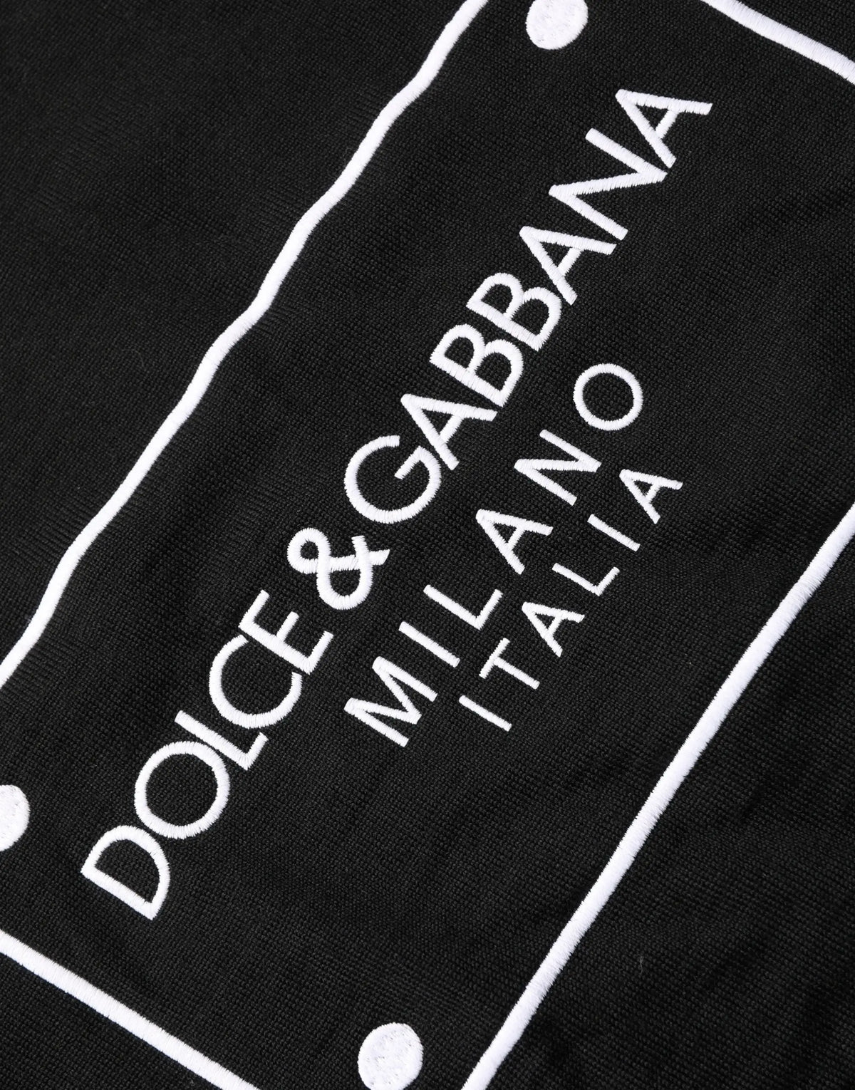 Écharpe noire dolce & gabbana milano italia en laine avec logo brodé blanc et bordure pour pull en laine