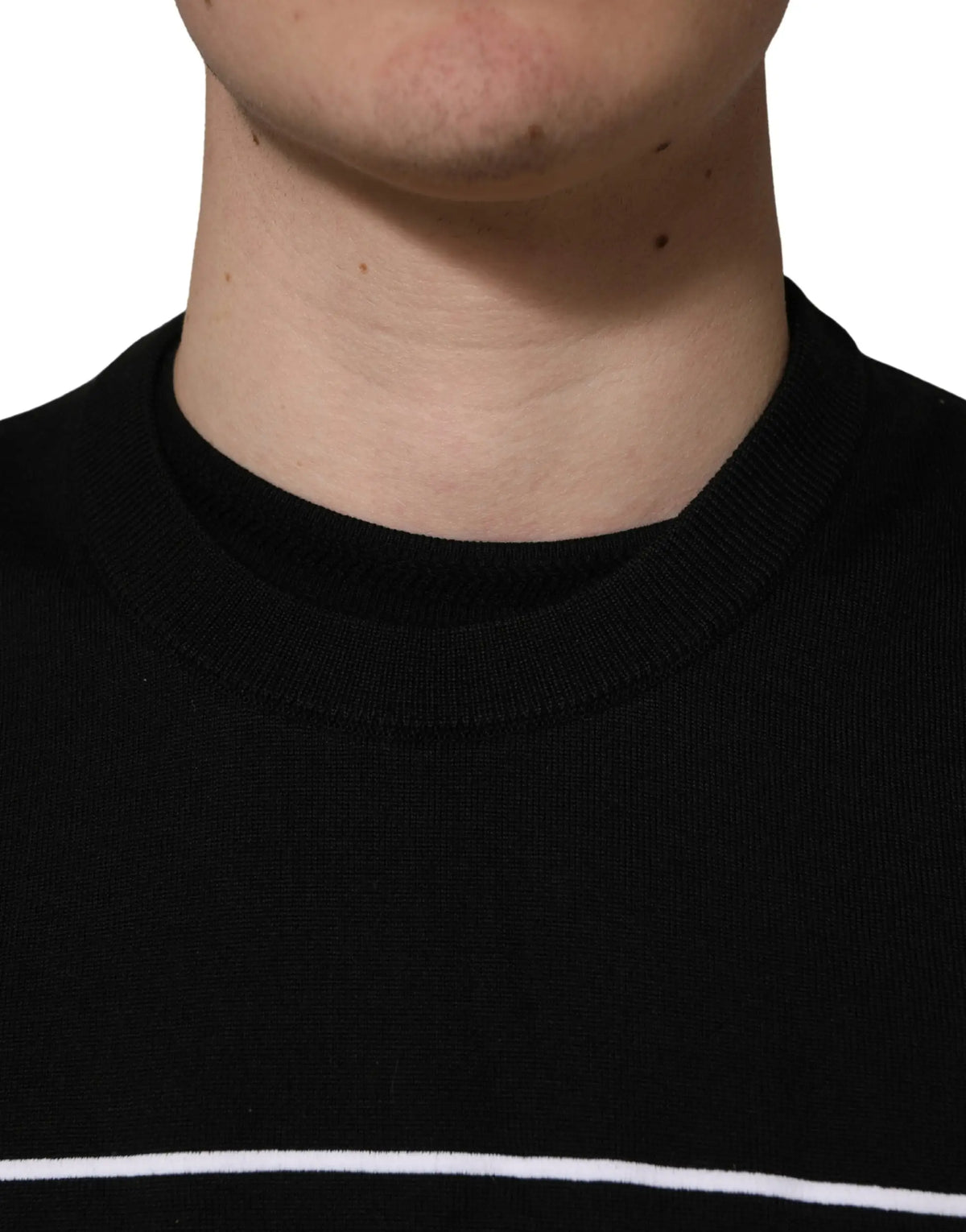 Dolce & Gabbana pull en laine noir à col rond avec une bande blanche horizontale sur la poitrine