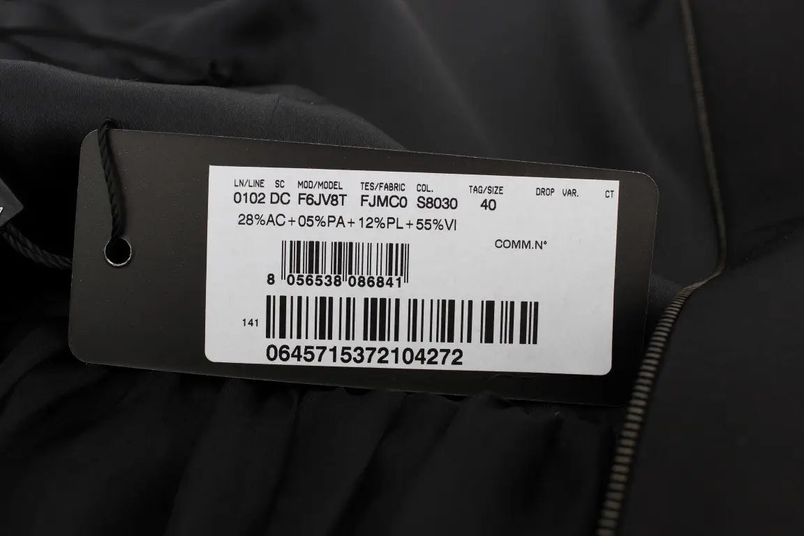 Étiquette blanche doudoune noire avec détails et code-barres pour robe longue noire et grise dolce & gabbana