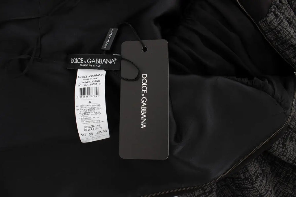Veste matelassée noire dolce & gabbana avec extérieur texturé et fermeture éclair accompagnant robe fourreau noire grise longue