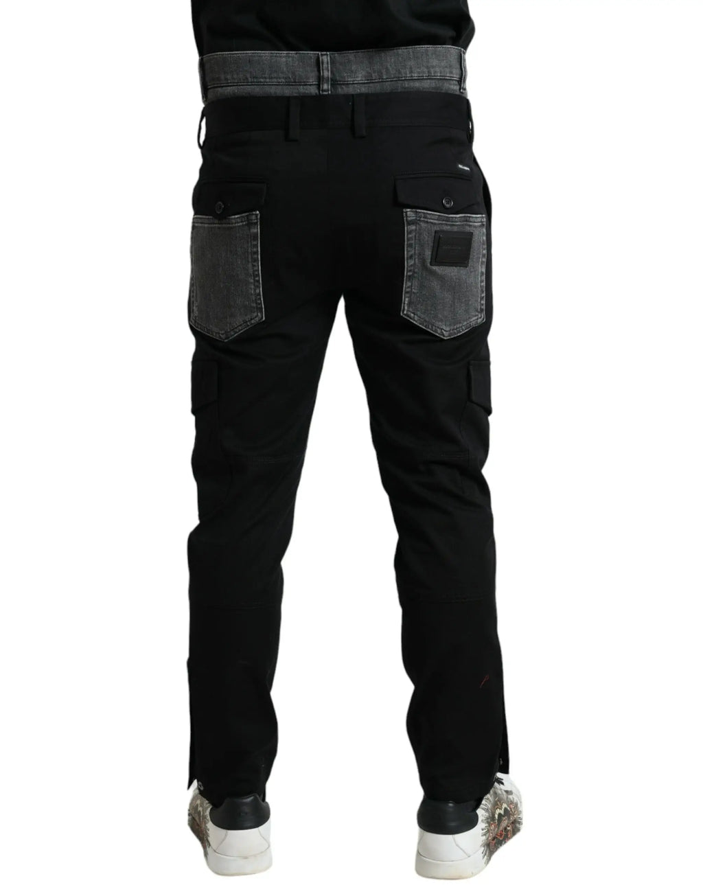 Vue arrière de pantalons slim en denim coton dolce & gabbana noirs avec poches cargo et patchs gris contrastants