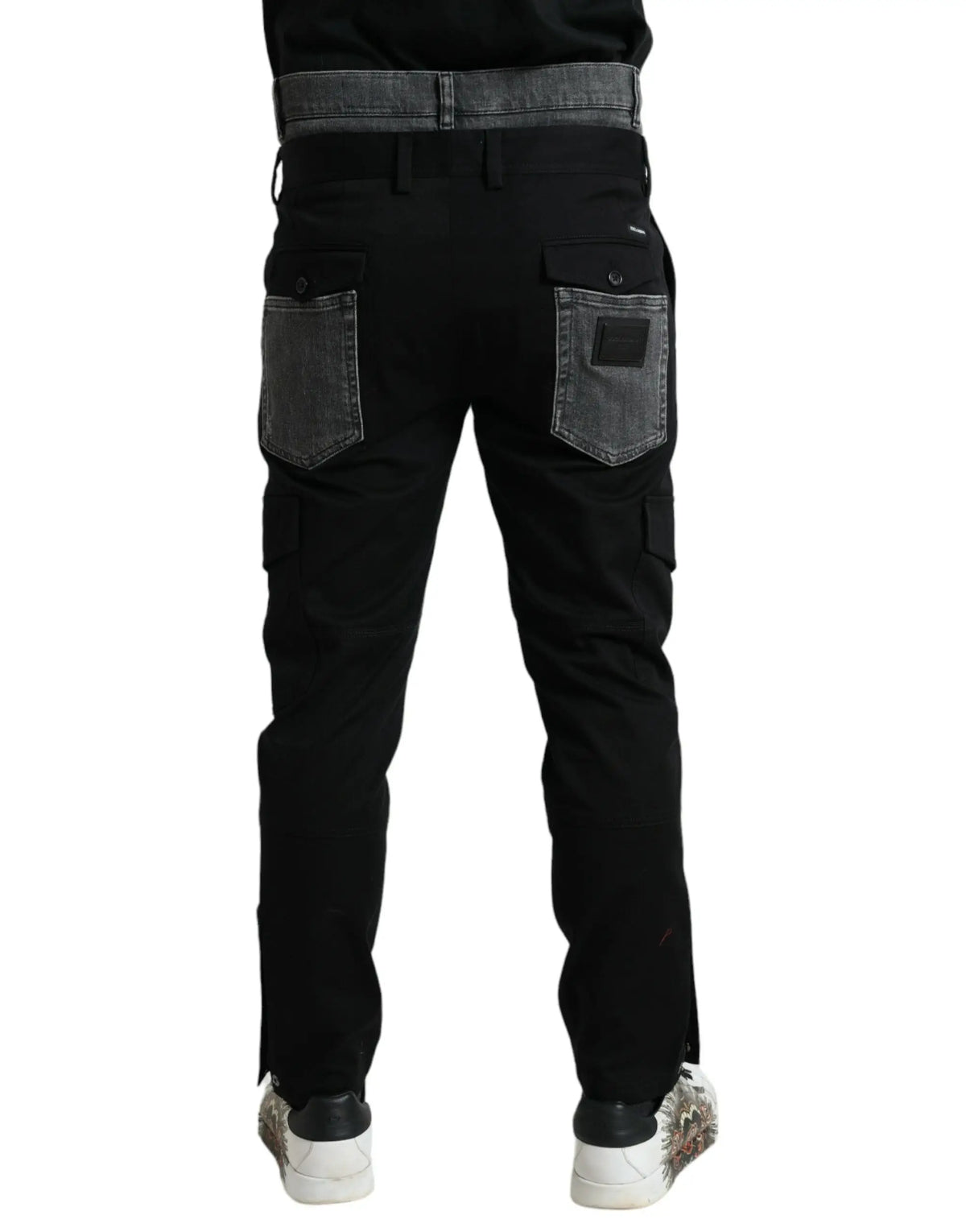 Vue arrière de pantalons slim en denim coton dolce & gabbana noirs avec poches cargo et patchs gris contrastants