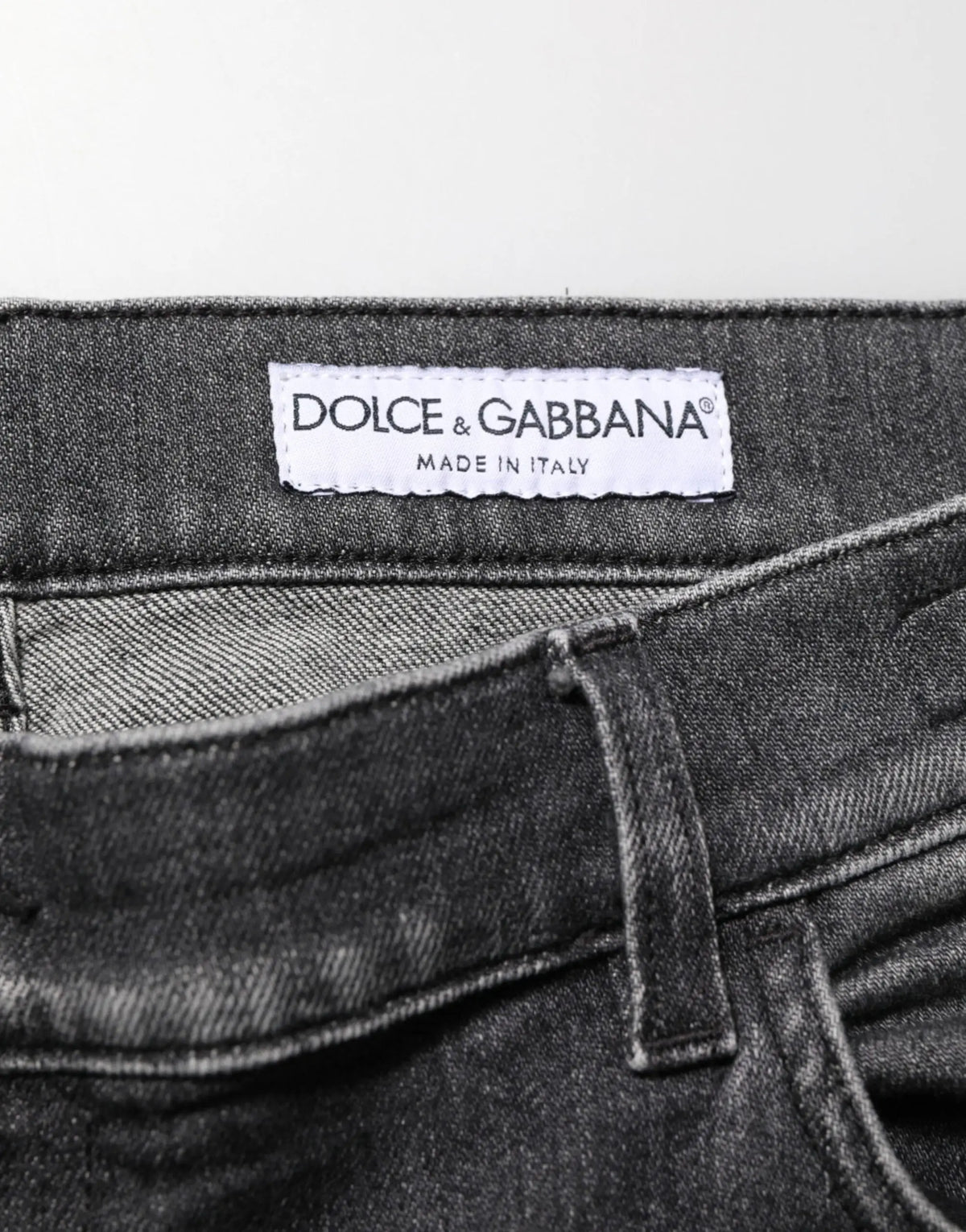 Jean en denim slim fit droit noir gris de dolce & gabbana avec étiquette blanche made in italy visible au verso