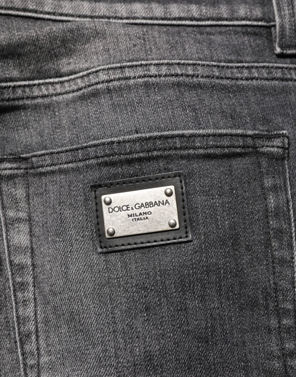 Jeans en denim noir gris dolce & gabbana slim fit coupe droite avec étiquette argentée milano italia au dos