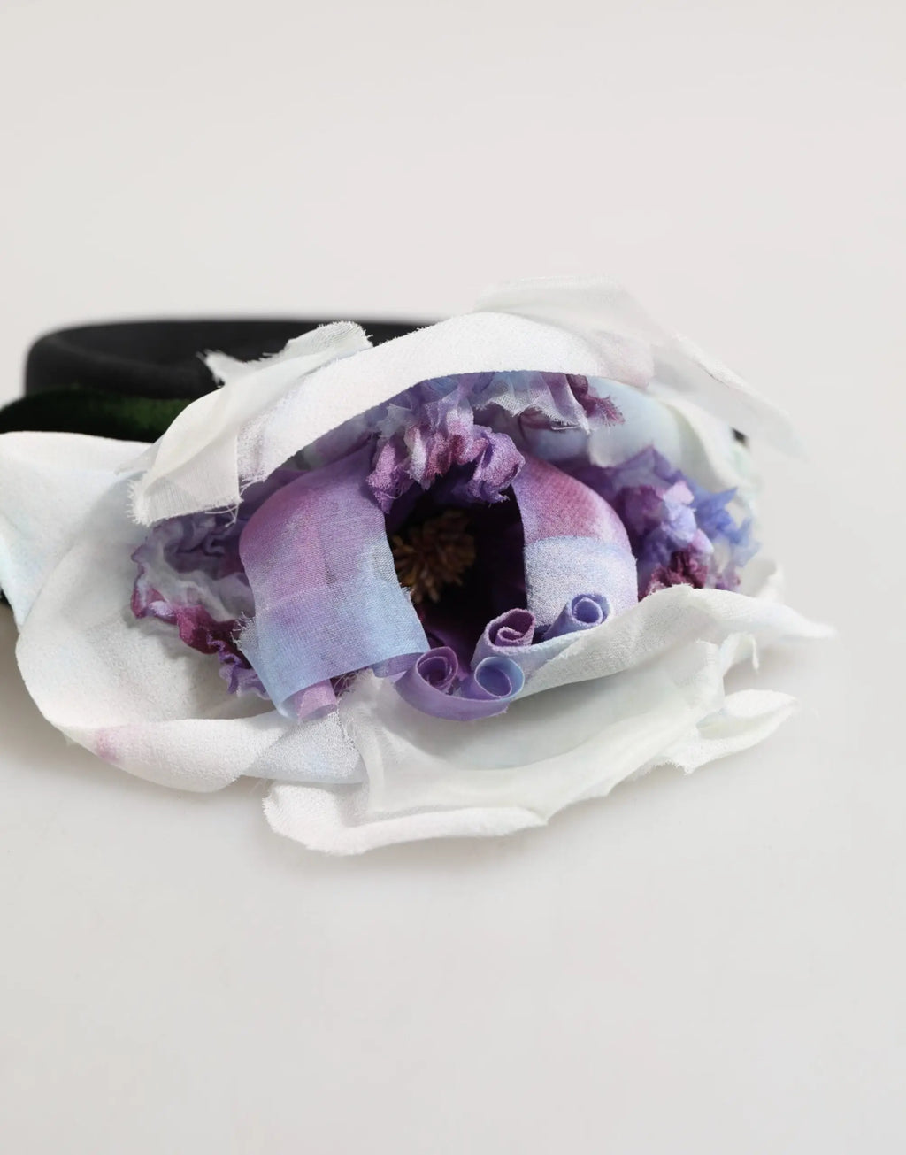 Broche fleur délicate faite main avec pétales en tissu blanc et lavande superposés sur serre-tête Dolce & Gabbana en soie noire verte