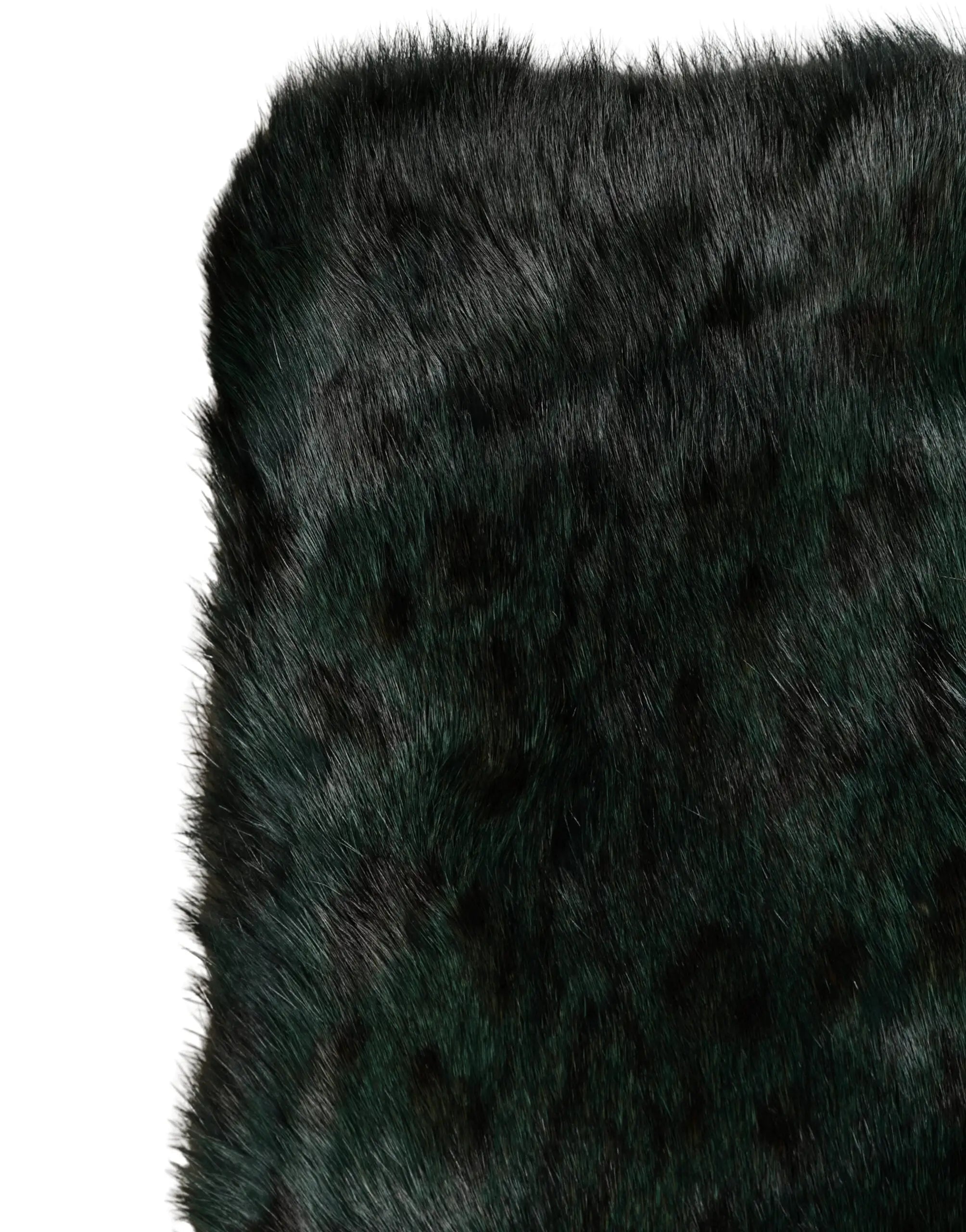 Coussin décoratif en fausse fourrure vert foncé avec texture pelucheuse et motif subtil sur châle écharpe rayée dolce gabbana