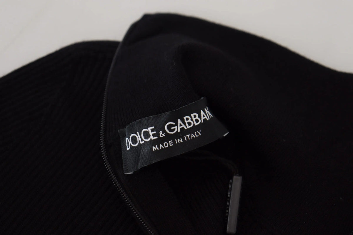 Étiquette noire dolce & gabbana brodée en blanc sur pull à col montant demi-fermeture éclair noir made in italy