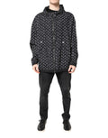 Dolce & Gabbana veste noire à capuche avec motif cœur blanc répété et logos subtils sur la poitrine