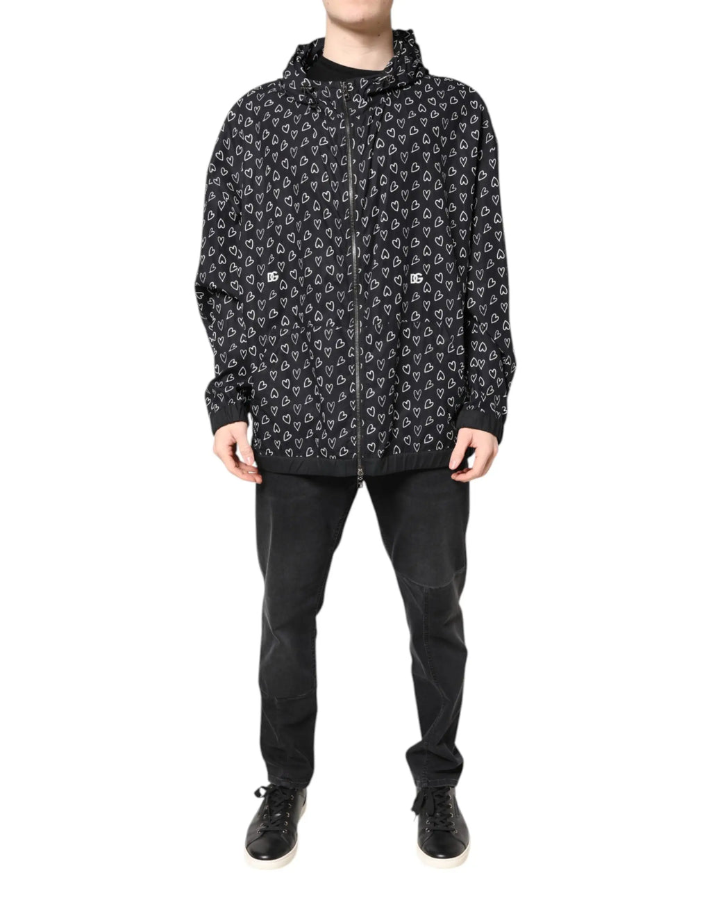 Dolce & Gabbana veste noire à capuche avec motif cœur blanc répété et logos discrets sur la poitrine