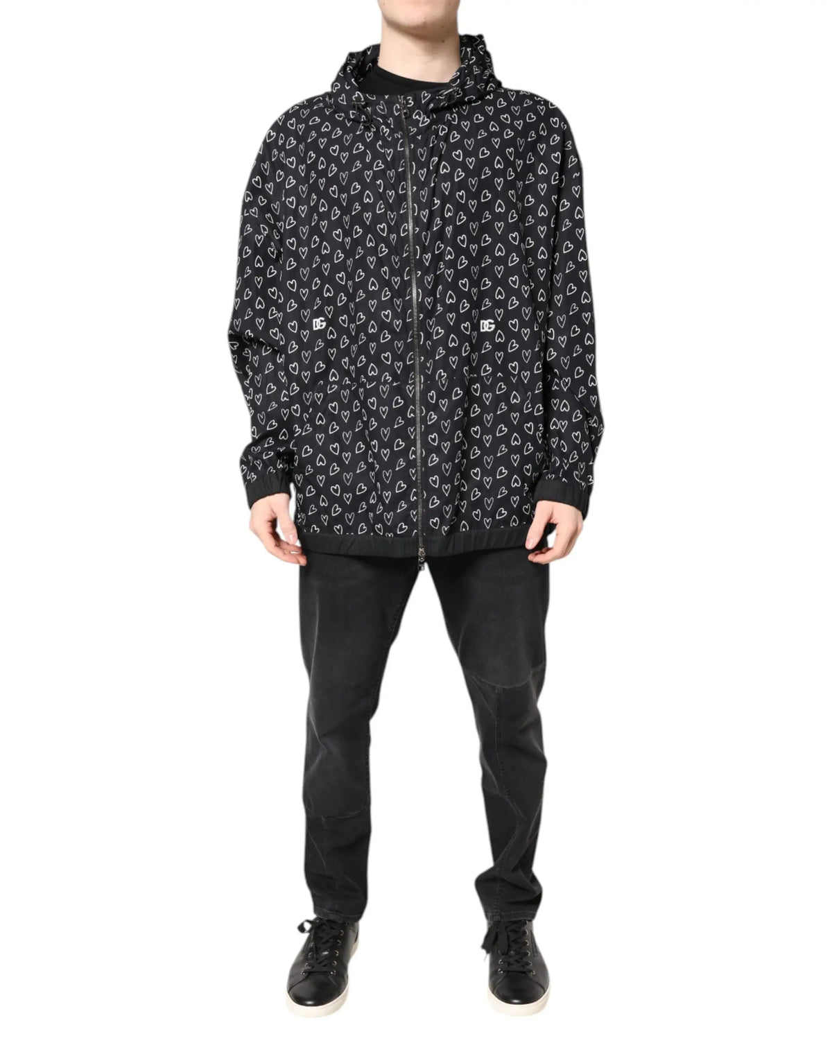 Dolce & Gabbana veste noire à capuche avec motif cœur blanc répété et logos discrets sur la poitrine