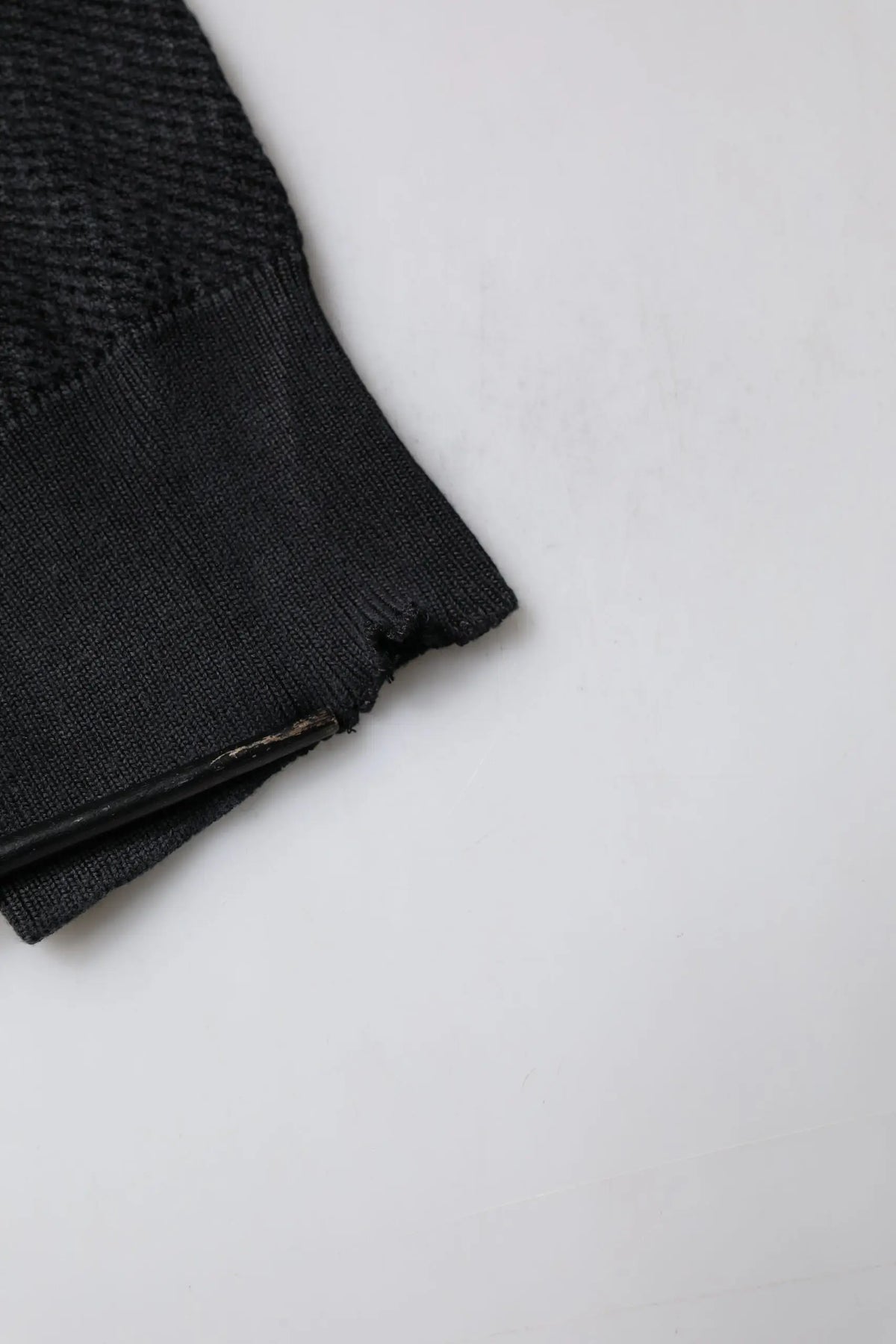 Manchette de pull dolce & gabbana en soie noire avec bord côtelé et bord effiloché visible