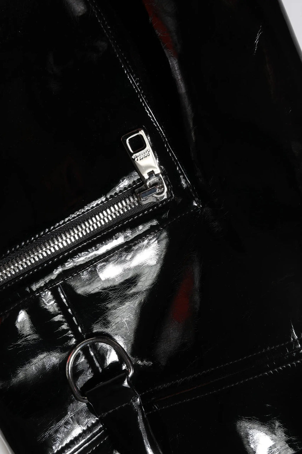 Dolce & gabbana pantalon cargo noir taille haute coupe bootcut avec sac en cuir verni noir et fermeture éclair argentée