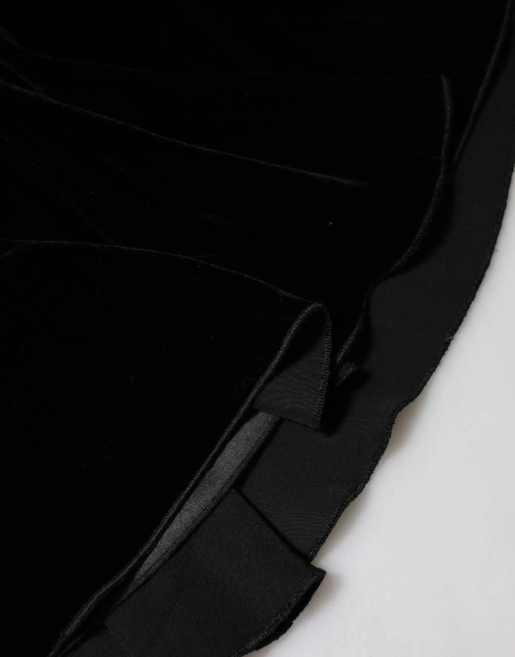 Jupe midi évasée taille haute noire dolce & gabbana en velours doux avec texture plush et léger éclat au bord