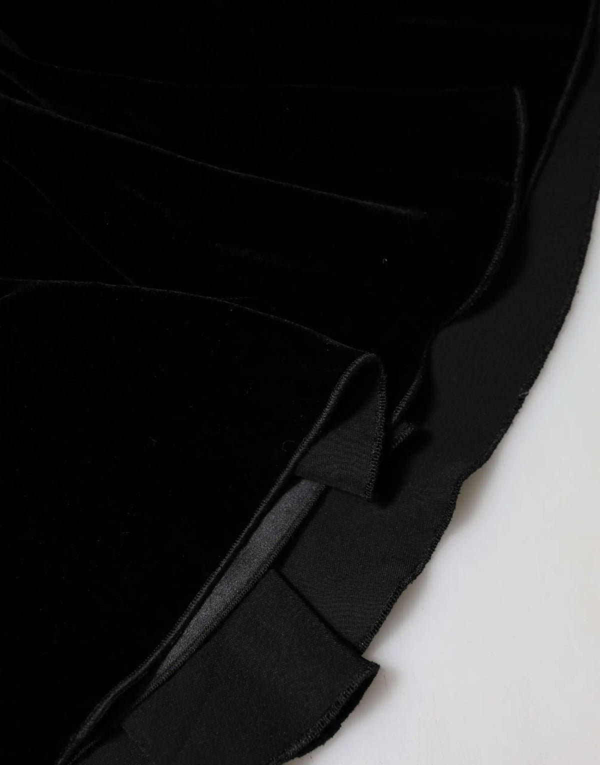 Jupe midi évasée taille haute noire dolce & gabbana en velours doux avec texture plush et léger éclat au bord