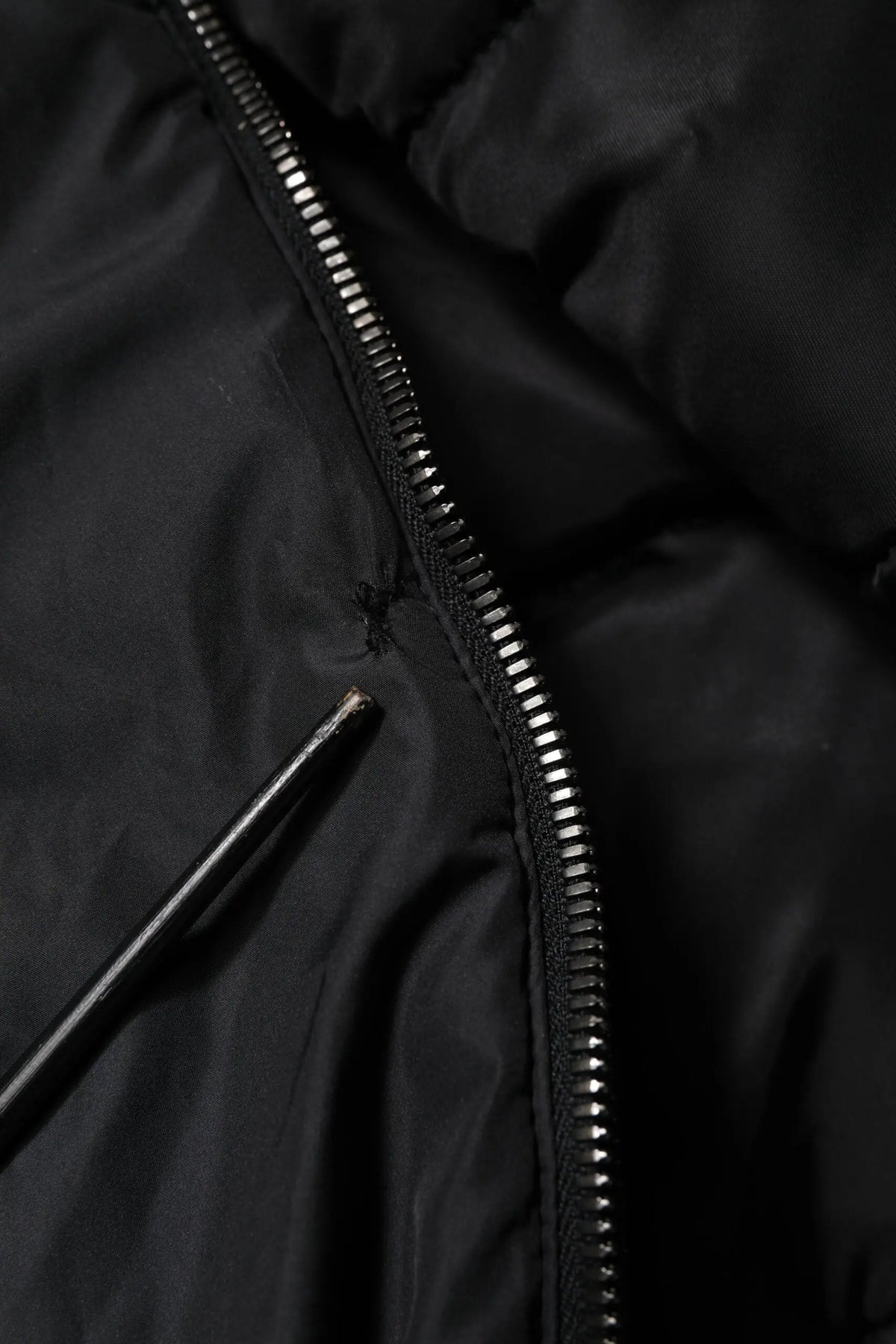 Dolce & Gabbana parka noire à capuche en duvet avec fermeture éclair argentée et coutures visibles pour l’hiver
