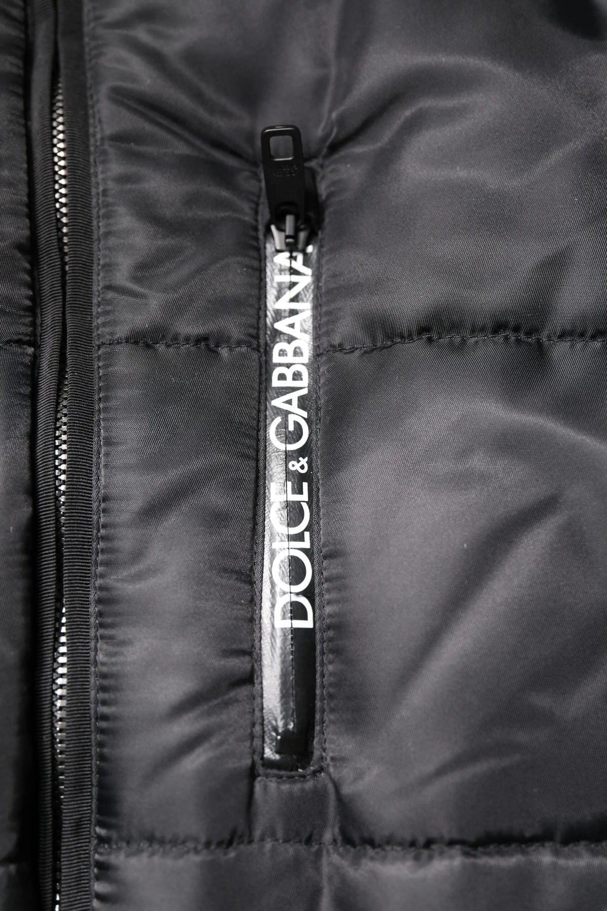 Parka noire à capuche dolce gabbana pour homme en duvet matelassé avec fermeture éclair brillante au logo blanc