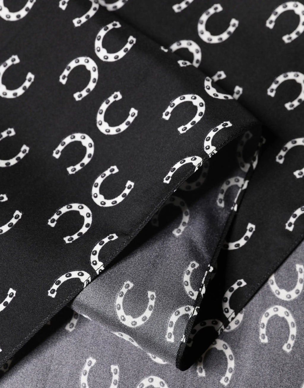 Pochette en soie noire dolce & gabbana avec motif fer à cheval blanc répétitif foulard foulard pour homme 136cm x 23cm